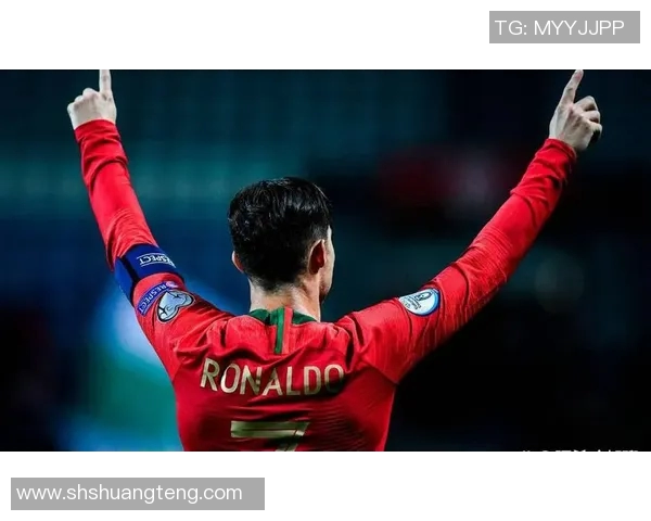 足球明星纷纷赞扬C罗的卓越表现与职业精神引发广泛关注